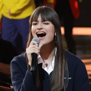 Clara Luciani - Les célébrités se mobilisent pour la 38ème édition du Téléthon dans les studios de France 2 à Paris © Coadic Guirec / Bestimage