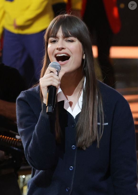 Clara Luciani - Les célébrités se mobilisent pour la 38ème édition du Téléthon dans les studios de France 2 à Paris © Coadic Guirec / Bestimage