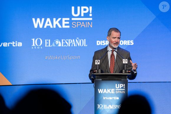 Notons que son front est lui resté intact grâce au casque et aux lunettes qu’il portant sur les pistes.

Le roi Felipe VI s'exprime lors de l'inauguration de la cinquième édition du forum économique espagnol "Wake Up, Spain !", à la Casa de América, le 31 mars 2025, à Madrid (Espagne). Sous le titre "Les défis de l'Espagne dans le nouvel ordre mondial, la cinquième édition de Wake Up, Spain !", plus de 150 intervenants du monde de la politique, des affaires, de la technologie et de la société civile cherchent à apporter des idées pour le débat public afin de promouvoir la croissance soutenue et durable de l'économie espagnole.

Diego Radamés / Europa Press