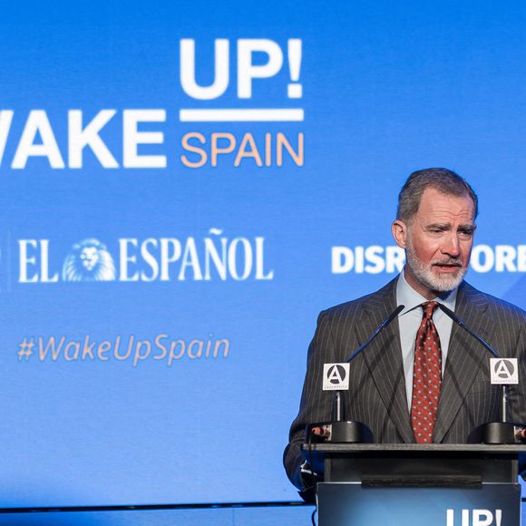 Notons que son front est lui resté intact grâce au casque et aux lunettes qu’il portant sur les pistes.

Le roi Felipe VI s'exprime lors de l'inauguration de la cinquième édition du forum économique espagnol "Wake Up, Spain !", à la Casa de América, le 31 mars 2025, à Madrid (Espagne). Sous le titre "Les défis de l'Espagne dans le nouvel ordre mondial, la cinquième édition de Wake Up, Spain !", plus de 150 intervenants du monde de la politique, des affaires, de la technologie et de la société civile cherchent à apporter des idées pour le débat public afin de promouvoir la croissance soutenue et durable de l'économie espagnole.

Diego Radamés / Europa Press