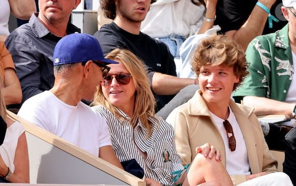 Sarah Poniatowski (Lavoine) avec son compagnon Roschdy Zem et son fils Roman dans les tribunes lors des Internationaux de France de Tennis de Roland Garros 2025. Paris, le 1er Juin 2025. © Dominique Jacovides/Bestimage