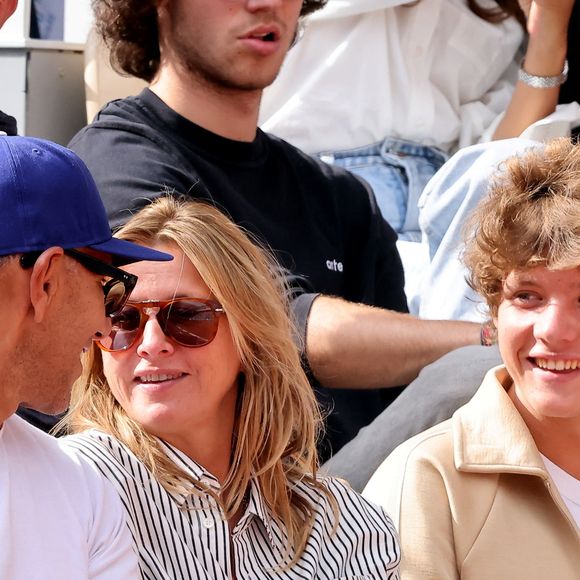 Sarah Poniatowski (Lavoine) avec son compagnon Roschdy Zem et son fils Roman dans les tribunes lors des Internationaux de France de Tennis de Roland Garros 2025. Paris, le 1er Juin 2025. © Dominique Jacovides/Bestimage
