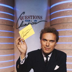 Julien Lepers sur le plateau de "Questions pour un Champion" dans les années 80. Photo de Pascal Baril/ABACAPRESS.COM