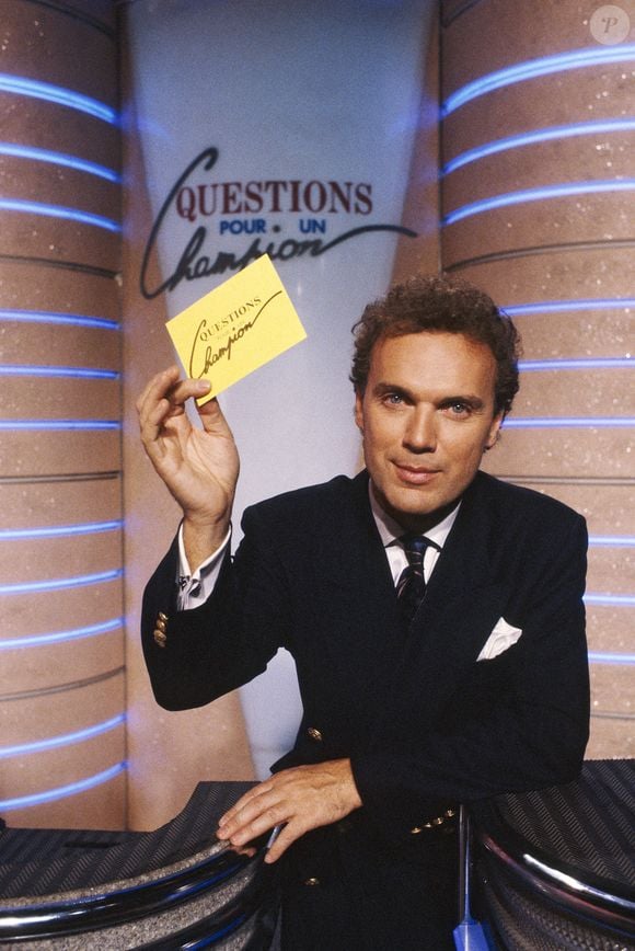 Julien Lepers sur le plateau de "Questions pour un Champion" dans les années 80. Photo de Pascal Baril/ABACAPRESS.COM