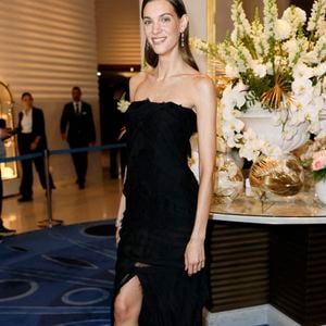 Charlotte Cardin quitte l'Hôtel Martinez pour assister à une projection officielle en amont du 78ème Festival de Cannes le 23 mai 2025 à Cannes, France. Photo de Marco Piovanotto/ABACAPRESS.COM