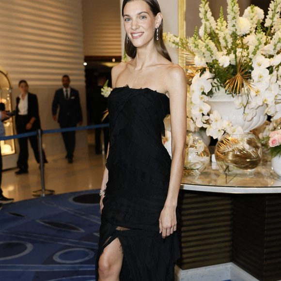 Charlotte Cardin quitte l'Hôtel Martinez pour assister à une projection officielle en amont du 78ème Festival de Cannes le 23 mai 2025 à Cannes, France. Photo de Marco Piovanotto/ABACAPRESS.COM