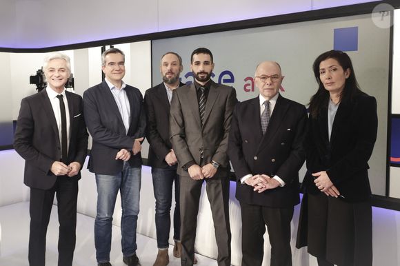 Exclusif - Cyril Viguier, Stéphane Vernay, Floréal Hernandez, Tom Benoit, Bernard Cazeneuve, Demet Korkmaz sur le plateau de l’émission « Face aux territoires » présentée pa C.Viguier dans les studios de TV5 Monde à Paris, France, le 30 janvier 2025. © Jack Tribeca/Bestimage