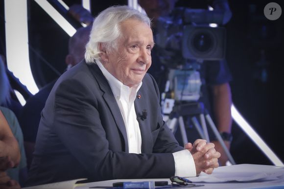 En 2010, Michel Sardou a vendu ce chalet, préférant se consacrer à ses passions (pilotage, chiens) et profiter désormais d’une villa à Bormes-les-Mimosas.

Michel Sardou sur le plateau de l'émission Touche pas à mon poste (TPMP) présentée en direct par C.Hanouna et diffusée sur C8 le 29 août 2022.

© Jack Tribeca / Bestimage