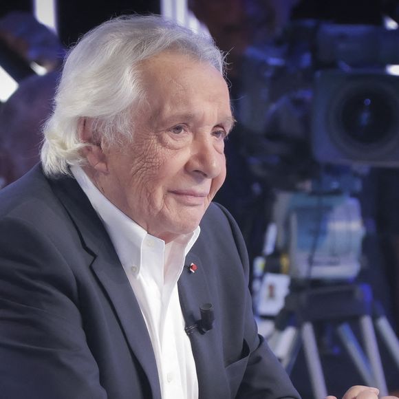 En 2010, Michel Sardou a vendu ce chalet, préférant se consacrer à ses passions (pilotage, chiens) et profiter désormais d’une villa à Bormes-les-Mimosas.

Michel Sardou sur le plateau de l'émission Touche pas à mon poste (TPMP) présentée en direct par C.Hanouna et diffusée sur C8 le 29 août 2022.

© Jack Tribeca / Bestimage