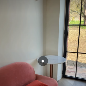 Sans dévoiler le montant exact de ces travaux, le musicien a assuré que cette solution design restait financièrement très avantageuse.

M. Pokora ouvre les portes de sa maison de campagne.