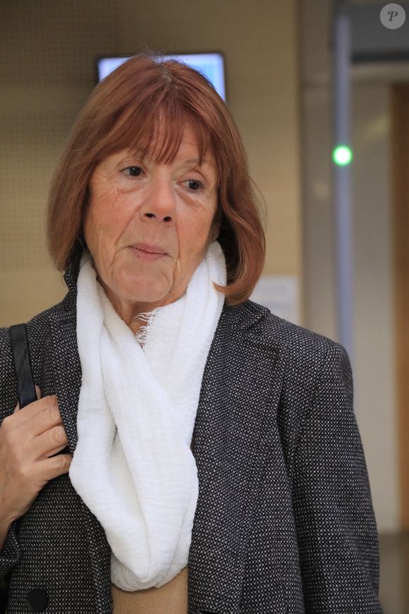 Reprise du procès des viols de Mazan: Gisèle Pélicot arrive au palais de justice d'Avignon lors du procès de son ex-mari D.Pelicot, accusé de l'avoir droguée pendant près de dix ans et d'avoir invité des inconnus à la violer à leur domicile de Mazan, une petite ville du sud de la France, à Avignon. Le 11 octobre 2024. Un tribunal de la ville méridionale d'Avignon juge D.Pelicot, un retraité de 71 ans, pour avoir violé à plusieurs reprises et enrôlé des dizaines d'étrangers pour violer sa femme fortement sous sédatifs dans son propre lit pendant une décennie. Cinquante autres hommes, âgés de 26 à 74 ans, sont également jugés pour leur implication présumée, dans une affaire qui a horrifié la France. Les procédures judiciaires, qui se déroulent jusqu'en décembre, sont ouvertes au public à la demande de l'ex-femme et victime de Dominique Pelicot. © Franz Chavaroche / Bestimage