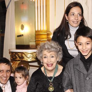 Aujourd'hui, la famille de Micheline Dax compte sur la justice pour que la vérité éclate.

Micheline Dax pose avec sa famille lors de la cérémonie au cours de laquelle elle a été faite chevalier avec la médaille de Commandeur de l'Ordre des Arts et des Lettres par la ministre française de la Culture Christine Albanel dans son ministère à Paris, France, le 26 février 2008. Photo Giancarlo Gorassini/ABACAPRESS.COM