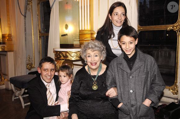 Aujourd'hui, la famille de Micheline Dax compte sur la justice pour que la vérité éclate.

Micheline Dax pose avec sa famille lors de la cérémonie au cours de laquelle elle a été faite chevalier avec la médaille de Commandeur de l'Ordre des Arts et des Lettres par la ministre française de la Culture Christine Albanel dans son ministère à Paris, France, le 26 février 2008. Photo Giancarlo Gorassini/ABACAPRESS.COM