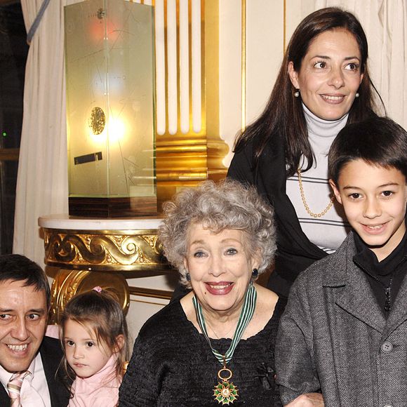 Aujourd'hui, la famille de Micheline Dax compte sur la justice pour que la vérité éclate.

Micheline Dax pose avec sa famille lors de la cérémonie au cours de laquelle elle a été faite chevalier avec la médaille de Commandeur de l'Ordre des Arts et des Lettres par la ministre française de la Culture Christine Albanel dans son ministère à Paris, France, le 26 février 2008. Photo Giancarlo Gorassini/ABACAPRESS.COM