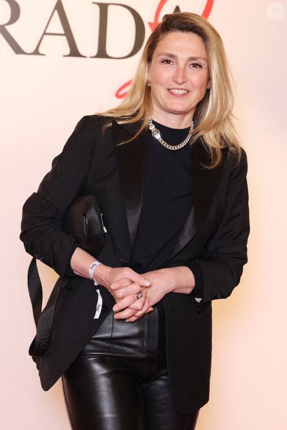 Julie Gayet participe au photocall Le Diable s'habille en Prada 2 qui se tient au Grand Rex, le 27 avril 2026 à Paris, France. Photo by Jerome Dominé/ABACAPRESS.COM