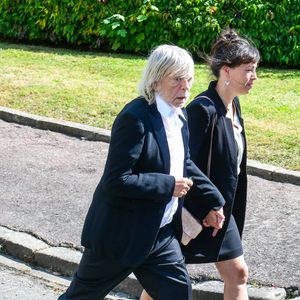 Le chanteur avait ensuite dû suivre une rééducation maxillo faciale pour se soigner

Le chanteur Renaud (Renaud Séchan) et sa compagne Cerise (de son vrai prénom Christine) - Mariage d'Hugues Aufray et de Murielle Mégevand à la mairie de Marly-Le Roy, France, le 2 septembre 2023. 
Crédit : Agence / Bestimage