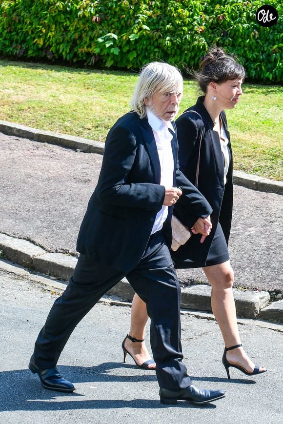 Le chanteur avait ensuite dû suivre une rééducation maxillo faciale pour se soigner

Le chanteur Renaud (Renaud Séchan) et sa compagne Cerise (de son vrai prénom Christine) - Mariage d'Hugues Aufray et de Murielle Mégevand à la mairie de Marly-Le Roy, France, le 2 septembre 2023. 
Crédit : Agence / Bestimage