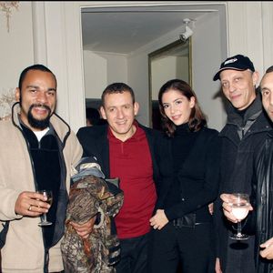 Dieudonné s’est fait connaître dans les années quatre-vingt-dix avec Élie Semoun.

Élie Semoun, Dieudonné, Dany Boon et son amie Gaëlle, Tom Novembre, Zinedine Soualem lors de la générale de la pièce « La Vie de Chantier » au Théâtre du Gymnase à Paris.
COADIC GUIREC / BESTIMAGE