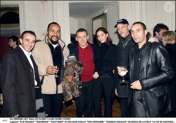 Dieudonné s’est fait connaître dans les années quatre-vingt-dix avec Élie Semoun. Élie Semoun, Dieudonné, Dany Boon et son amie Gaëlle, Tom Novembre, Zinedine Soualem lors de la générale de la pièce « La Vie de Chantier » au Théâtre du Gymnase à Paris. COADIC GUIREC / BESTIMAGE