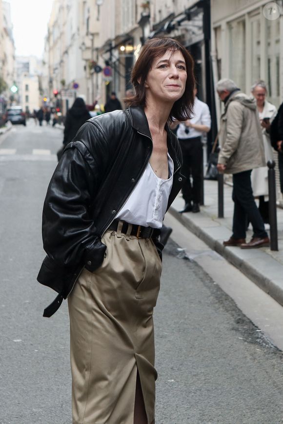 Mais depuis près d'un an, l'établissement dont le principal sponsor fut la marque Saint-Laurent, appartenant au groupe Kering, est en redressement judiciaire... 

Charlotte Gainsbourg lors de la cérémonie de dévoilement de la plaque "Maison des Illustres" de la Maison Gainsbourg à Paris, France, le 2 avril 2024. © Christophe Clovis/Bestimage