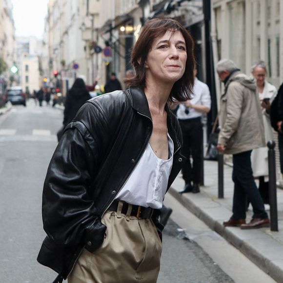 Mais depuis près d'un an, l'établissement dont le principal sponsor fut la marque Saint-Laurent, appartenant au groupe Kering, est en redressement judiciaire... 

Charlotte Gainsbourg lors de la cérémonie de dévoilement de la plaque "Maison des Illustres" de la Maison Gainsbourg à Paris, France, le 2 avril 2024. © Christophe Clovis/Bestimage