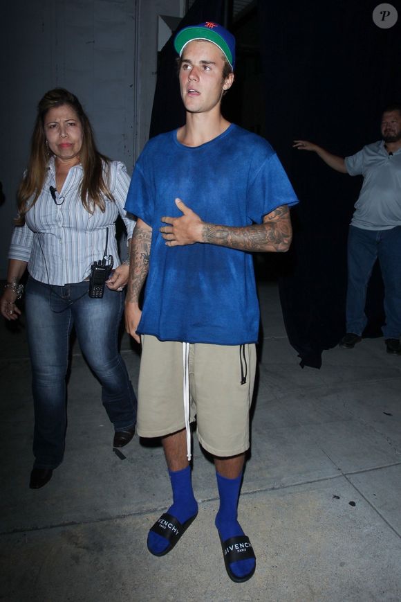 Justin Bieber quitte l'église de Beverly Hills après un office religieux. Il porte des claquettes Givenchy avec des chaussettes, le 13 septembre 2017.

©Backgrid USA / Bestimage