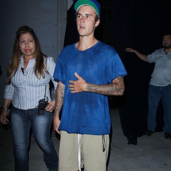 Justin Bieber quitte l'église de Beverly Hills après un office religieux. Il porte des claquettes Givenchy avec des chaussettes, le 13 septembre 2017.

©Backgrid USA / Bestimage