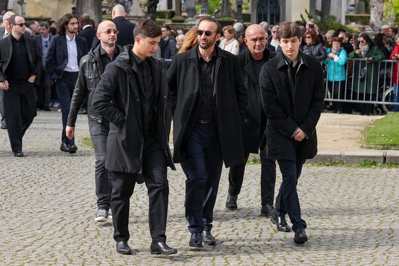 Le veuf Michel Ferracci et ses fils, Enzo et Maël aux arrivées des obsèques d'Emilie Dequenne au cimetière Père Lachaise à Paris, France, le 26 mars 2025. © Cyril Moreau/Bestimage