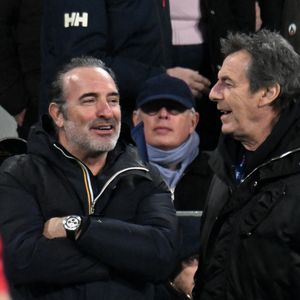 Jean Dujardin, Jean-Luc Reichmann - Célébrités dans les tribunes du match d'ouverture du Tournoi des six nations : France-Irlande (36-14) au Stade de France à Saint-Denis le 5 février 2026. © Lionel Urman/Bestimage