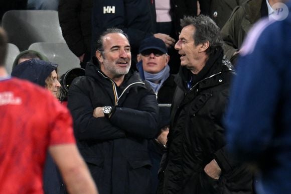 Jean Dujardin, Jean-Luc Reichmann - Célébrités dans les tribunes du match d'ouverture du Tournoi des six nations : France-Irlande (36-14) au Stade de France à Saint-Denis le 5 février 2026. © Lionel Urman/Bestimage