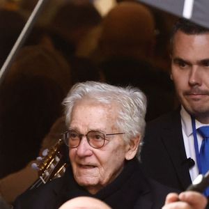 Bernard d'Ormale (mari de Brigitte Bardot) - Sorties des obsèques de Brigitte Bardot en l'église Paroissiale Notre-Dame-de-l'Assomption de Saint-Tropez, France, le 7 janvier 2026.  Brigitte Bardot, figure emblématique du cinéma français et icône internationale, est décédée le 28 décembre 2025 à l'âge de 91 ans dans sa mythique propriété de La Madrague, à Saint-Tropez (France). Révélée au monde entier par son rôle dans "Et Dieu... créa la femme", elle avait contribué à faire de Saint-Tropez un lieu mondialement connu. L'actrice sera inhumée le 7 janvier 2026 au cimetière marin de Saint-Tropez, aux côtés de son père Louis Bardot (1896-1975) et de sa mère Anne-Marie Mucel (1912-1978). Une cérémonie religieuse se tiendra auparavant dans l'église de Saint-Tropez, où proches, personnalités et anonymes pourront lui rendre un dernier hommage. © Jacovides-Moreau/Bestimage