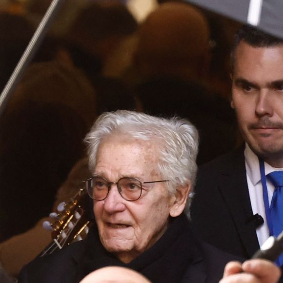 Bernard d'Ormale (mari de Brigitte Bardot) - Sorties des obsèques de Brigitte Bardot en l'église Paroissiale Notre-Dame-de-l'Assomption de Saint-Tropez, France, le 7 janvier 2026.  Brigitte Bardot, figure emblématique du cinéma français et icône internationale, est décédée le 28 décembre 2025 à l'âge de 91 ans dans sa mythique propriété de La Madrague, à Saint-Tropez (France). Révélée au monde entier par son rôle dans "Et Dieu... créa la femme", elle avait contribué à faire de Saint-Tropez un lieu mondialement connu. L'actrice sera inhumée le 7 janvier 2026 au cimetière marin de Saint-Tropez, aux côtés de son père Louis Bardot (1896-1975) et de sa mère Anne-Marie Mucel (1912-1978). Une cérémonie religieuse se tiendra auparavant dans l'église de Saint-Tropez, où proches, personnalités et anonymes pourront lui rendre un dernier hommage. © Jacovides-Moreau/Bestimage