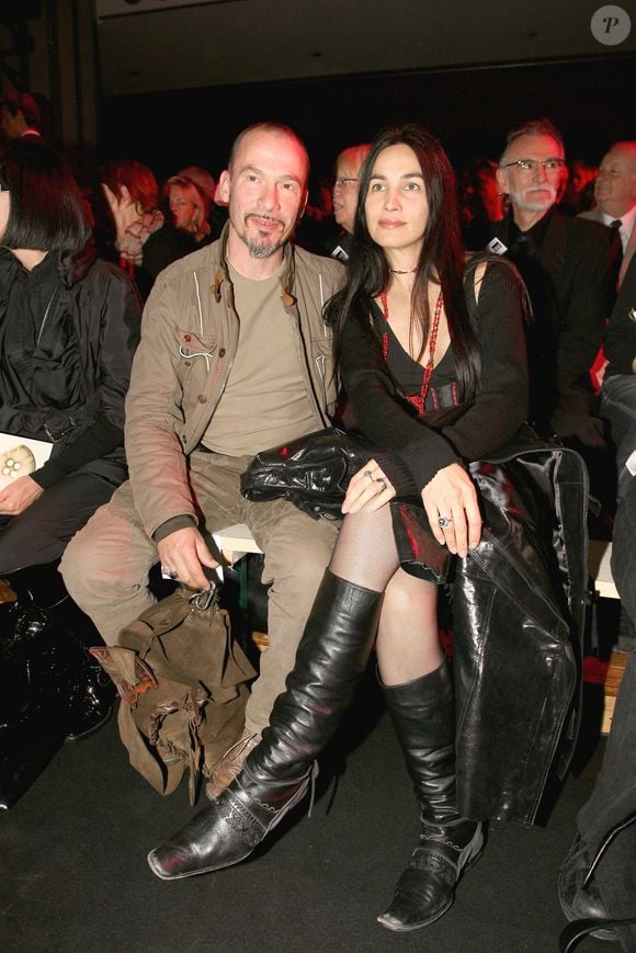 Le chanteur français Florent Pagny et sa femme Azucena assis au premier rang lors de la présentation de la collection de prêt-à-porter printemps-été 2007 des créateurs français Marithe et François Girbaud, à Paris, France, le 3 octobre 2006. Photo Khayat-Nebinger-Orban-Taamallah/Abaca