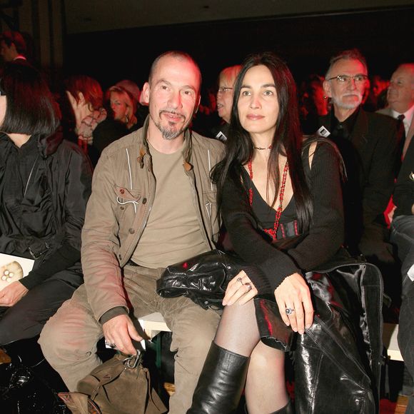 Le chanteur français Florent Pagny et sa femme Azucena assis au premier rang lors de la présentation de la collection de prêt-à-porter printemps-été 2007 des créateurs français Marithe et François Girbaud, à Paris, France, le 3 octobre 2006. Photo Khayat-Nebinger-Orban-Taamallah/Abaca