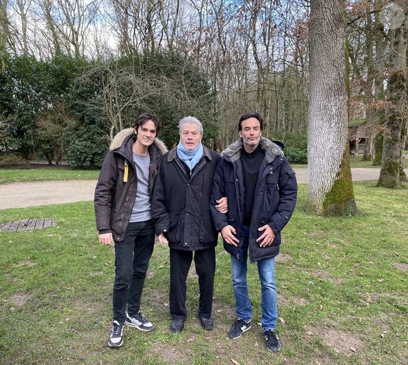 On ne sait pas encore si les enfants d'Alain Delon seront présents

Exclusif - Alain Delon avec ses fils Anthony et Alain-Fabien Delon le jour de son anniversaire le 8 novembre 2021 à Douchy, France. © Anthony Delon via Bestimage