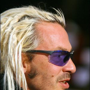 On l'a connu particulièrement bien peigné, avec une mèche sur le front, puis avec des mèches blondes, avec des dreadlocks, les cheveux longs, les cheveux mi-longs ou encore les cheveux poivre et sel avec une longue barbichette !

Florent Pagny au défilé Marithe et François Girbaud, collection Automne/Hiver 2003-2004. DANIEL GIRY / BESTIMAGE