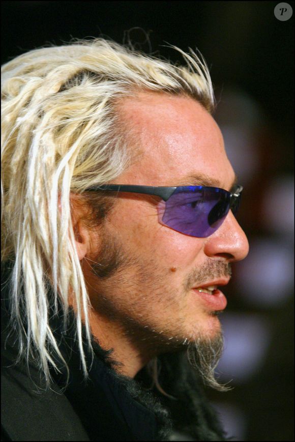 On l'a connu particulièrement bien peigné, avec une mèche sur le front, puis avec des mèches blondes, avec des dreadlocks, les cheveux longs, les cheveux mi-longs ou encore les cheveux poivre et sel avec une longue barbichette !

Florent Pagny au défilé Marithe et François Girbaud, collection Automne/Hiver 2003-2004. DANIEL GIRY / BESTIMAGE