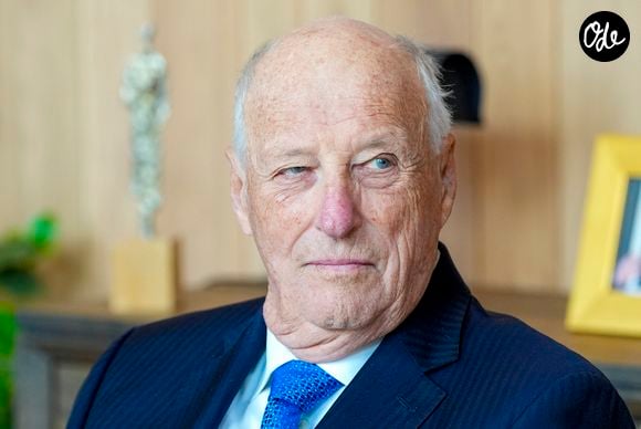 Ces nouvelles complications s’ajoutent à plusieurs problèmes de santé rencontrés par le roi Harald ces dernières années.

Le roi Harald V de Norvège lors d’une visite au bureau du Premier ministre, dans le nouveau quartier gouvernemental à Oslo.
NTB / Bestimage