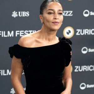 Pourtant, lorsqu’ils se sont rencontrés sur le tournage d"Un prophète", en 2009, rien ne laissait penser que leur histoire allait prendre une telle direction. 

Leïla Bekhti (en Ralph Lauren) au photocall du film "Changer l'eau des fleurs" lors du festival du film de Zurich le 1er octobre 2026. Action Press / Bestimage