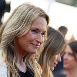 Car si elle profite pleinement de la douceur de vivre méditerranéenne, l'actrice et auteure reste avant tout une véritable maman très impliquée et une grand-mère gaga. Son quotidien est aussi bien animé par son petit dernier, Giuliano. 

Estelle Lefébure - Montée des marches du film " Histoires de la nuit " lors du 79ème Festival International du Film de Cannes, le 22 mai 2026. © Jacovides-Moreau / Bestimage