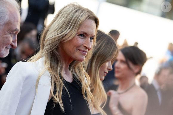 Car si elle profite pleinement de la douceur de vivre méditerranéenne, l'actrice et auteure reste avant tout une véritable maman très impliquée et une grand-mère gaga. Son quotidien est aussi bien animé par son petit dernier, Giuliano. 

Estelle Lefébure - Montée des marches du film " Histoires de la nuit " lors du 79ème Festival International du Film de Cannes, le 22 mai 2026. © Jacovides-Moreau / Bestimage