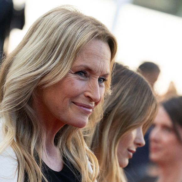 Car si elle profite pleinement de la douceur de vivre méditerranéenne, l'actrice et auteure reste avant tout une véritable maman très impliquée et une grand-mère gaga. Son quotidien est aussi bien animé par son petit dernier, Giuliano. 

Estelle Lefébure - Montée des marches du film " Histoires de la nuit " lors du 79ème Festival International du Film de Cannes, le 22 mai 2026. © Jacovides-Moreau / Bestimage