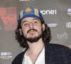 Le bientôt trentenaire n'était pas là comme "fils de" ! Loin de là. En effet, Vincent Zulawski est un artiste aux multiples facettes : le jeune homme est comédien, il a écrit et réalisé un court-métrage, "La Revanche", et a même publié plusieurs recueils de poèmes.
Vincent Zulawski (fils de Sophie Marceau) - 2ème édition du Festival International des Jeunes Acteurs et Actrices (FIJA) au cinéma UGC Bercy à Paris le 11 avril 2025. © Coadic Guirec / Bestimage