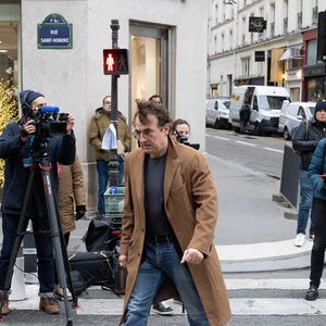 Albert Dupontel lors de la cérémonie d'enterrement de l'acteur franco-danois Niels Arestrup devant l'église Saint-Roch à Paris, le 10 décembre 2024. Niels Arestrup, décédé le 1er décembre 2024 à l'âge de 75 ans, était un pilier du théâtre et du cinéma français depuis les années 1970, mais son profil a été rehaussé au niveau international au cours de la première décennie de ce siècle par deux films réalisés par Jacques Audiard. Photo par Nasser Berzane/ABACAPRESS.COM