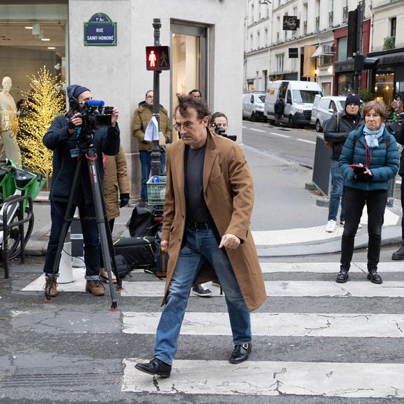 Albert Dupontel lors de la cérémonie d'enterrement de l'acteur franco-danois Niels Arestrup devant l'église Saint-Roch à Paris, le 10 décembre 2024. Niels Arestrup, décédé le 1er décembre 2024 à l'âge de 75 ans, était un pilier du théâtre et du cinéma français depuis les années 1970, mais son profil a été rehaussé au niveau international au cours de la première décennie de ce siècle par deux films réalisés par Jacques Audiard. Photo par Nasser Berzane/ABACAPRESS.COM