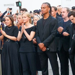 Manon Ardisson, Ninon Ardisson, Patrick Ardisson, Audrey Crespo-Mara et son fils Sekou, Gaston Ardisson  - Sorties des obsèques de Thierry Ardisson en l’église Saint-Roch de Paris, France, le 17 juillet 2025. © Clovis-Jacovides/Bestimage