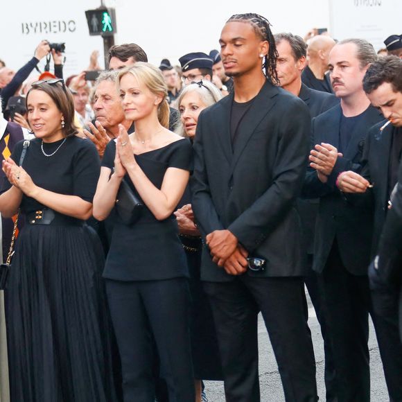 Manon Ardisson, Ninon Ardisson, Patrick Ardisson, Audrey Crespo-Mara et son fils Sekou, Gaston Ardisson  - Sorties des obsèques de Thierry Ardisson en l’église Saint-Roch de Paris, France, le 17 juillet 2025. © Clovis-Jacovides/Bestimage