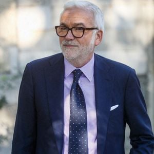 Pascal Praud - Obsèques du journaliste Jean-Pierre Elkabbach au cimetière du Montparnasse dans le 14ème arrondissement de Paris, France, le 6 octobre 2023. © Christophe Clovis/Bestimage