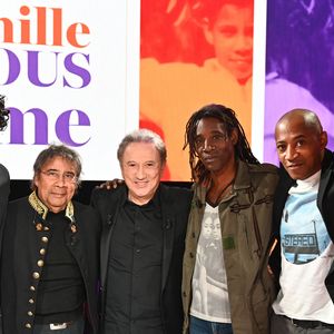 Exclusif -  Laurent Voulzy entouré par ses fils Quentin, Julien, Cliff et Nicolas, lors de l'enregistrement de l'émission "Famille je vous aime" présentée par M. Drucker et qui sera diffusée le 13 juin 2025 sur France 3, aux Studios rive gauche à Paris, France, le 14 avril 2025. © Clovis-Gaffiot/Bestimage