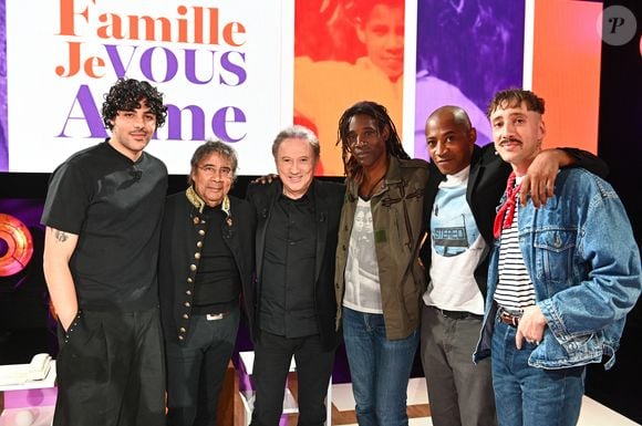 Exclusif -  Laurent Voulzy entouré par ses fils Quentin, Julien, Cliff et Nicolas, lors de l'enregistrement de l'émission "Famille je vous aime" présentée par M. Drucker et qui sera diffusée le 13 juin 2025 sur France 3, aux Studios rive gauche à Paris, France, le 14 avril 2025. © Clovis-Gaffiot/Bestimage